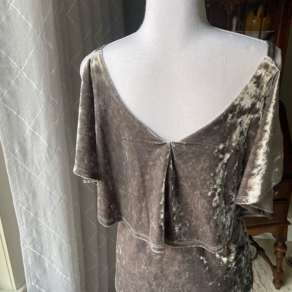 Women’s velvet top in size small… Great for holiday season ..Smoke free home - Picture 2 of 3